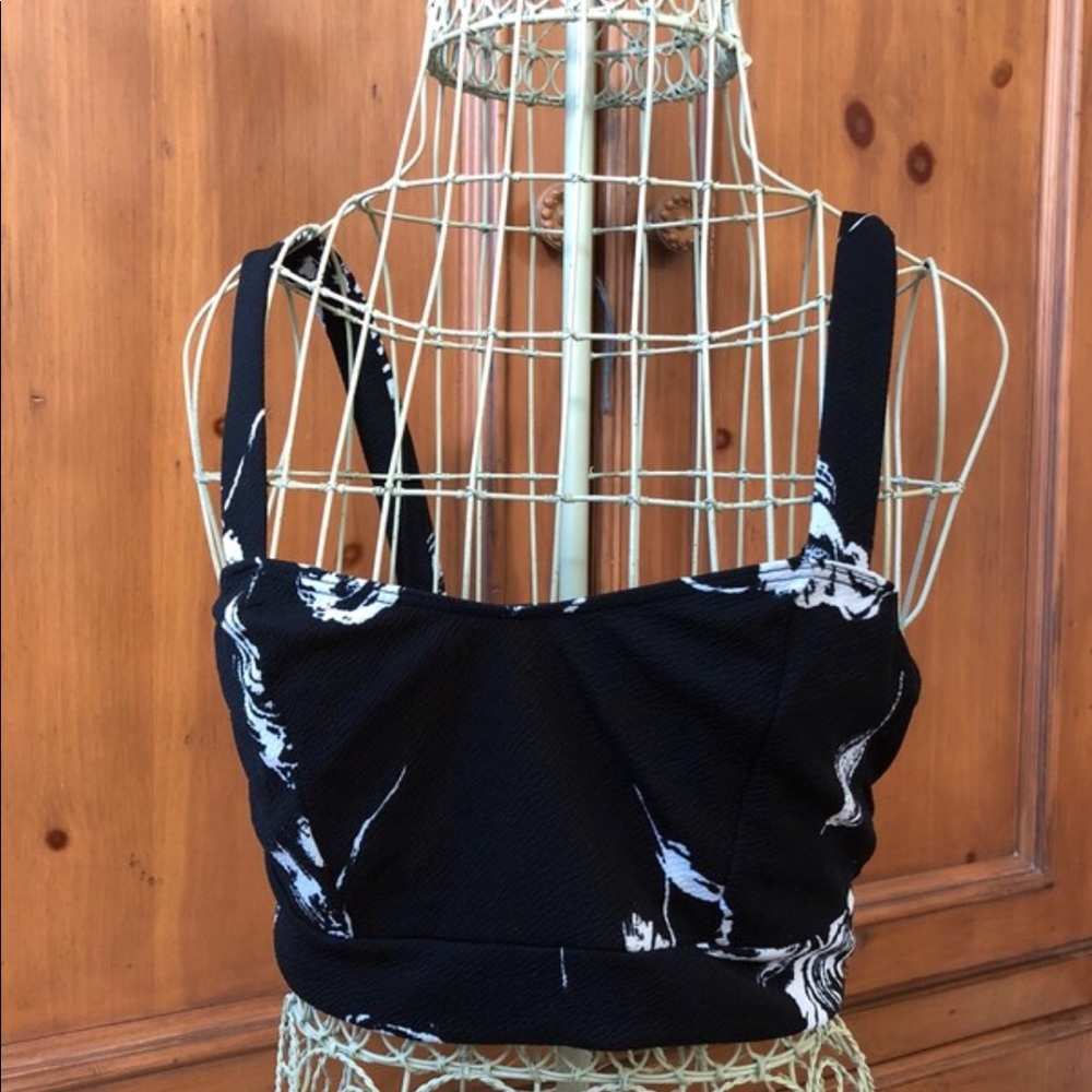 🌸 Black and White Open Back Crop Top